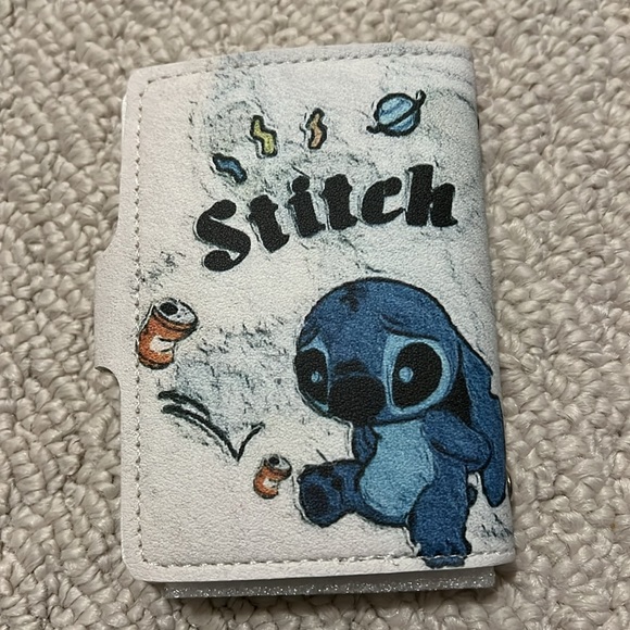 Disney Stitch card holder. Plastic slots for 20 cards and 2 other pockets - Picture 6 of 7